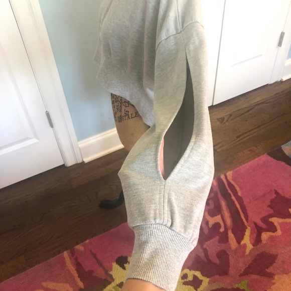 Cropped High-Low Sweatshirt - Picture 5 of 16